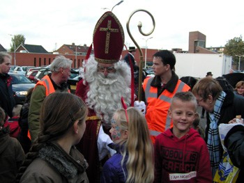 Album afbeelding 6: Omringd door kinderen op het Makado