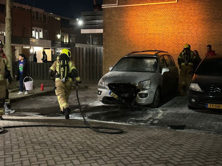 Auto in brand aan Potgieterstraat