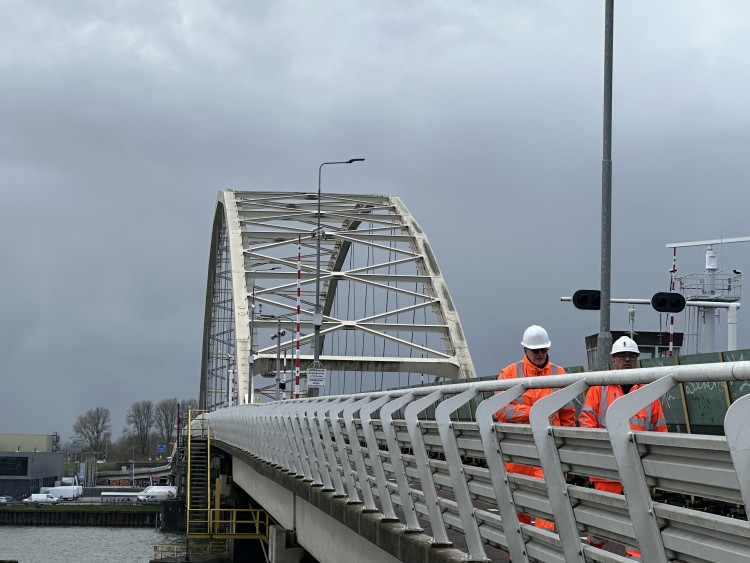 Onderhoud Papendrechtsebrug uitgebreid: Rijkswaterstaat pakt ook vast deel brug aan