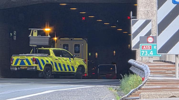 Ongevallen zorgen voor afsluiting Noordtunnel en forse files op A15 bij Alblasserdam