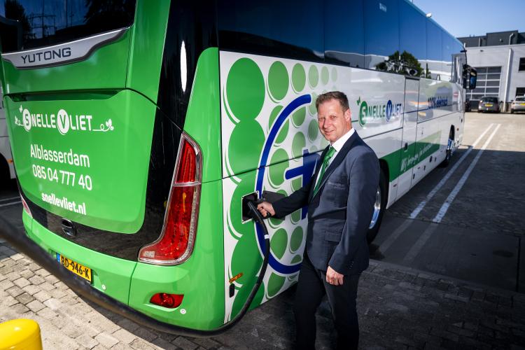 SnelleVliet neemt eerste elektrische touringcar in regio Rotterdam-Rijnmond en Drechtsteden in gebruik