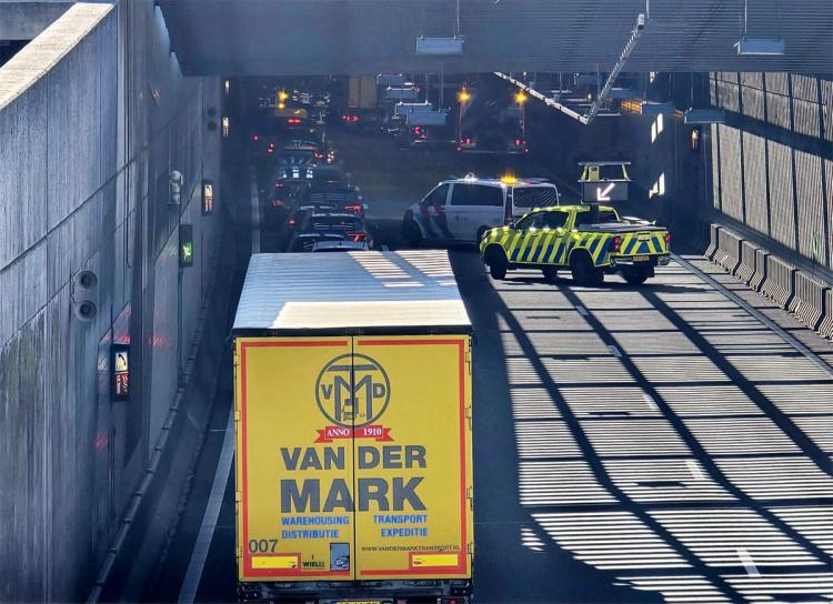 Noordtunnel A15 dicht na ongeval met meerdere voertuigen: verkeer richting Rotterdam loopt vast