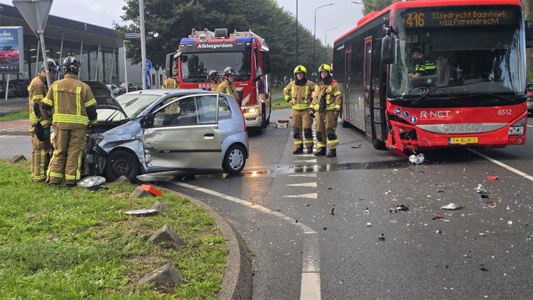 Auto botst met lijnbus op kruising Edisonweg/Kelvinring