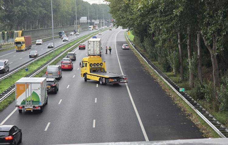 Ongeval tussen vrachtwagen en personenauto op A15 bij Witte Brug