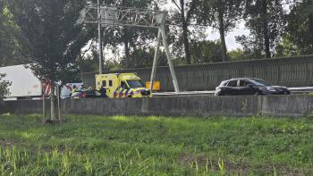 Ongeval tussen vrachtwagen en personenauto zorgt voor korte verkeershinder op A15