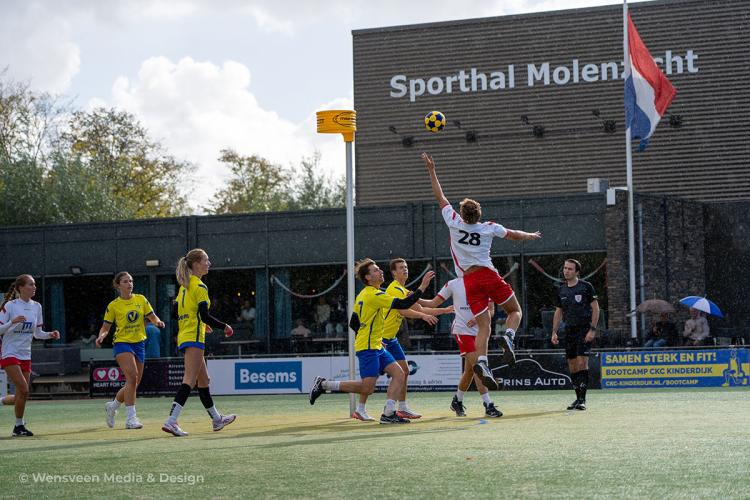 Kinderdijk sluit veldcompetitie af met ruime zege op Albatros