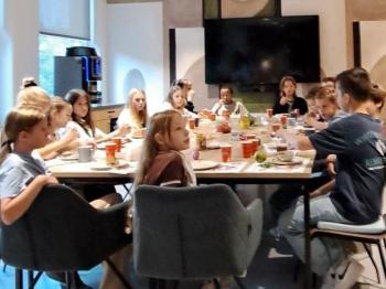 Leerlingen De Twijn samen aan het ontbijt met burgemeester Boersma
