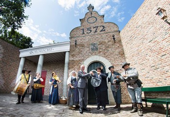 Album afbeelding 1: Burgemeester Arno Brok opende op 19 juli 2015 het verhaal van eerste Vrije Statenvergadering van 1572 in Madurodam
