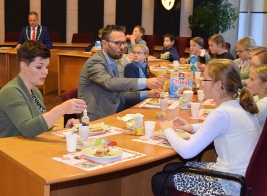 Groep 8 van de Ds. Joannes Beukelmanschool zit aan, aan het Burgemeestersontbijt