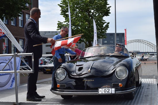 Burgemeester Jaap Paans stuurt de Willem IV Rally op weg