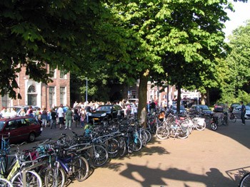 Album afbeelding 4: De vele liefhebbers verlaten het Raadhuisplein