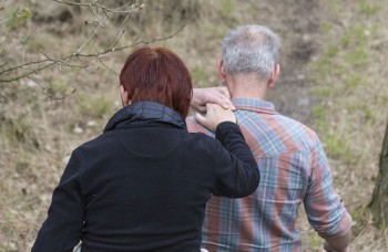 Burgemeester en wethouder reiken mantelzorgwaardering uit tijdens bijeenkomst in Landvast