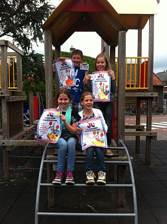 Uitreiking vrijkaarten voor winnende tekeningen voor poster Jeugdland