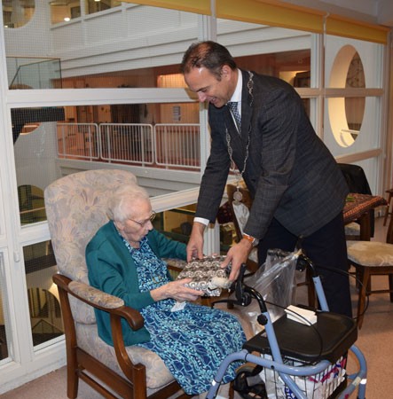 Burgemeester Jaap Paans feliciteert mevrouw Cornelia Groeneveld met haar 106de verjaardag