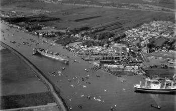 Album afbeelding 5: 1958 - Tewaterlating bij de werf