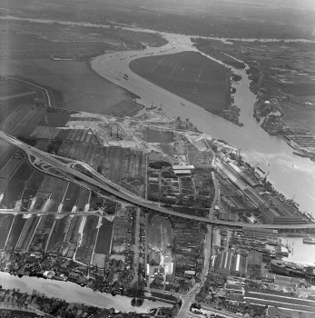 Album afbeelding 1: 1962 - Begin jaren '60 breidde Nedstaal het bedrijfsterrein enorm uit. In de verte het drierivierenpunt bij Papendrecht, Zwijndrecht en Dordrecht.