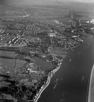 Album afbeelding 4: 1964 - Het lammetjeswiel langs de Oost-Kinderdijk is een populair recreatieterrein met meertje. De plas ontstond bij een dijkdoorbraak in 1373 door de naastgelegen rivier de Noord.