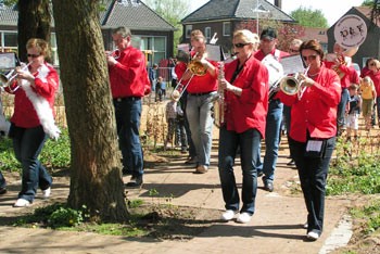 Album afbeelding 1: "de Waardgangers" gaven een feestelijk en muzikaal tintje aan de opening