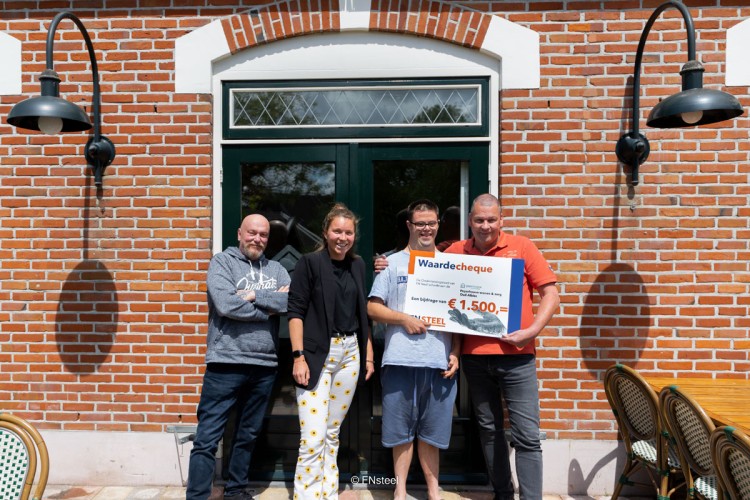 Ondernemingsraad van FN-Steel b.v. overhandigt cheque aan Peperhoeve in Oud-Alblas