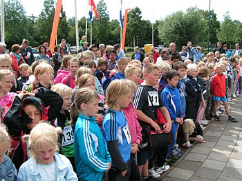 Album afbeelding 2: De kinderen wachten op de uitslag